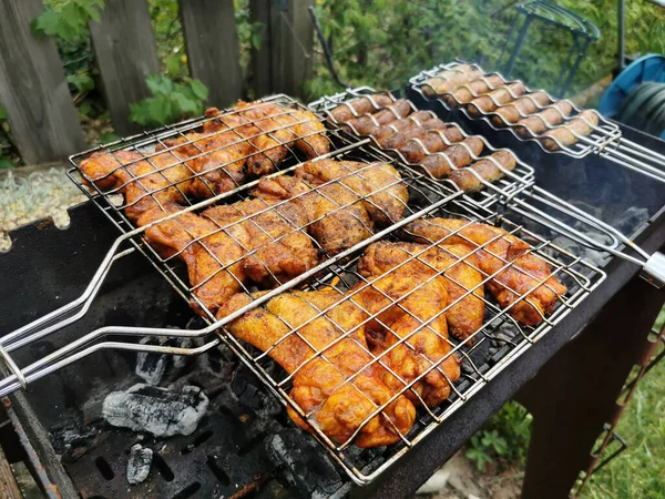 Izgarada kızarmış tavuk kanadı ve sosis..