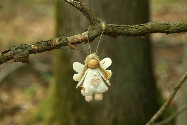 Estatueta Anjo Engraçado Pendura Uma Árvore Floresta — Fotografia de Stock