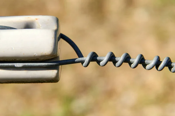 Κοντινό πλάνο ενός φράκτη ηλεκτρικού σύρματος γύρω από ένα βοσκότοπο — Φωτογραφία Αρχείου