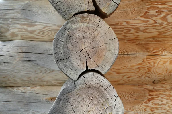 Ecke eines alten Holzhauses mit Rundhölzern — Stockfoto