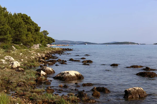 Skalnaté Pobřeží Jaderského Moře Chorvatsku — Stock fotografie
