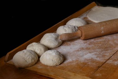 - Pizza. Pizza hamuru yapma süreci.