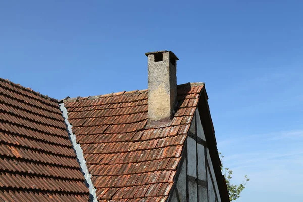 Techo Del Cráneo Con Chimenea Antigua Casa —  Fotos de Stock