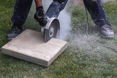 Profesyonel açılı öğütücü kullanan sanayi işçisi..