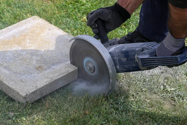 Trabajador Construcción Industrial Utilizando Una Amoladora Angular Profesional — Foto de Stock