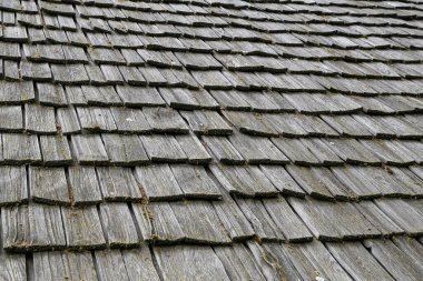 Eski evin geleneksel ahşap çatı kiremidi.