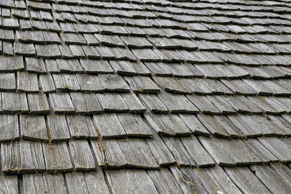 老房子的传统木制屋顶瓦 — 图库照片