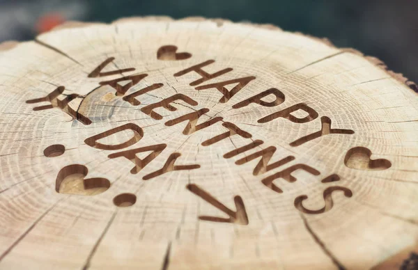 Glücklicher Valentinstag. Holzschnitzerei. Jahrgang auf einem alten T — Stockfoto