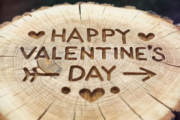 Happy Valentine's Day. Woodcarving handwork. Vintage on an old t — Stock Photo, Image