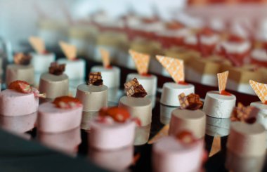 Taze pişmiş kek, tatlı, aşçılar için doğum günü. Ayrışma in parça-in belgili tanımlık tepsi. arka plan bokeh