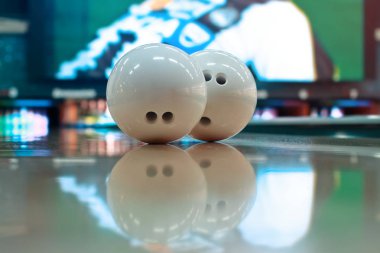 Bowling topu oyunda. Cips, bokeh arka planda. Tema f