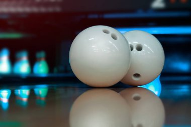 Bowling topu oyunda. Cips, bokeh arka planda. Tema f
