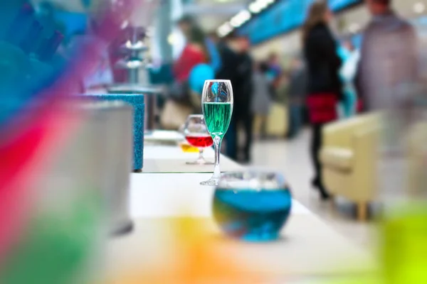 Verano festivo verde, cóctel multicolor en un restaurante cafetería — Foto de Stock