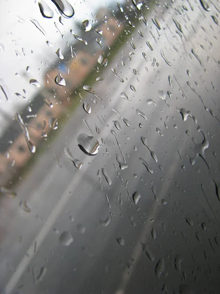 車旅行のガラスが値下がりしました。灯り一つ一つ外大雨 — ストック写真