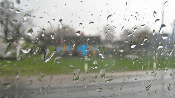 Bil Glas Droppar Road Kraftigt Regn Utanför Fönstret Bakgrunden Staden — Stockfoto