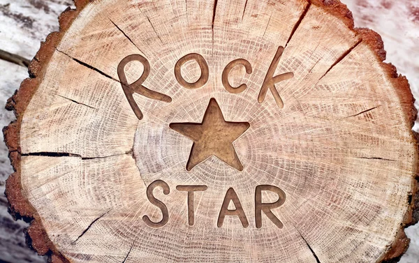 Uma estrela de rock. inscrição decorativa grunge escultura em madeira. Lindo. — Fotografia de Stock