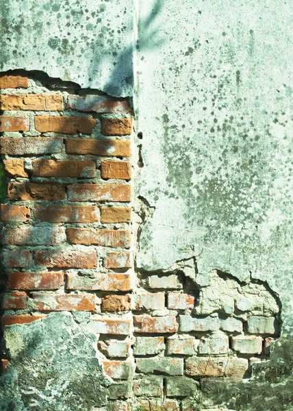 Разрушенная стена старого дома. Глиняная фактура. Фото для фона — стоковое фото