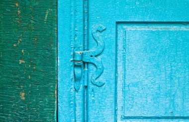 Antik antika ahşap doku. Boyalı yeşil, mavi duvar. Kırık boya. Grunge tasarım için arka plan renkli. Stok fotoğraf