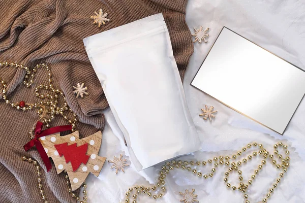 Modèle de sac en papier écologique pour stocker le café, le thé sur le fond des décorations et des ornements. Emballage sous vide pour Noël et nouvelle année présente — Photo
