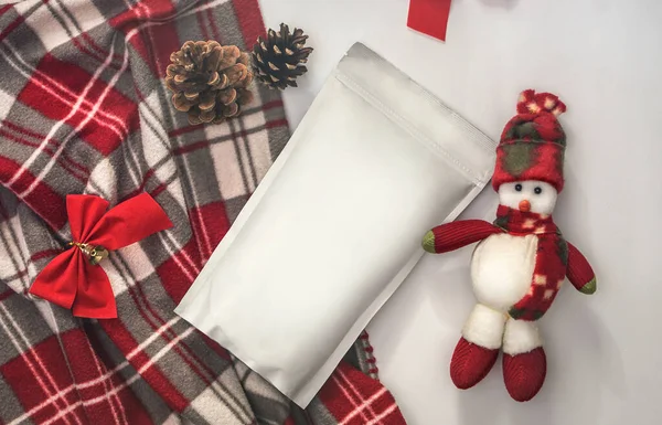 Vorlage für ökologische Papiertüten zur Aufbewahrung von Kaffee, Tee auf dem Hintergrund von Dekorationen und Schmuck für den Winterurlaub. Vakuumverpackungen für Weihnachten und Neujahr — Stockfoto