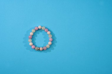 Mavi arka planda bileziği olan güzel bir kompozisyon. Kış Noel ve Yeni Yıl teması