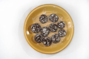 Tatlı bir tabakta güzel yuvarlak kurabiyeler. Kış Noel ve Yeni Yıl teması