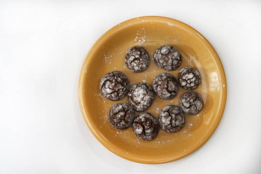 Tatlı bir tabakta güzel yuvarlak kurabiyeler. Kış Noel ve Yeni Yıl teması