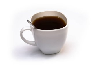 İzole edilmiş arka planda kaşığı olan beyaz bir fincan kahve. Siyah kapuçino bir kasede içilir.