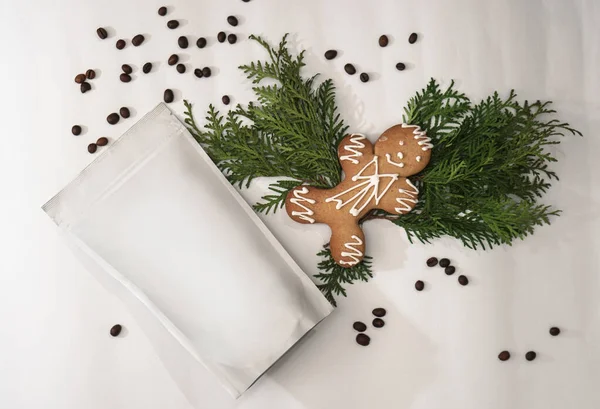 Mall för ekologisk papperspåse för lagring av kaffe, te på bakgrunden av ingefära kakor och sötsaker. Vakuumförpackning för jul och nyår närvarande — Stockfoto