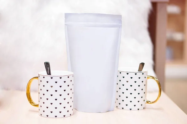 Modelo de saco ecológico de papel para armazenar café, chá no fundo de copos e utensílios. Embalagem a vácuo para o Natal e ano novo presente — Fotografia de Stock