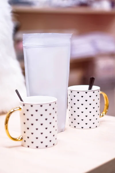 Modelo de saco ecológico de papel para armazenar café, chá no fundo de copos e utensílios. Embalagem a vácuo para o Natal e ano novo presente — Fotografia de Stock