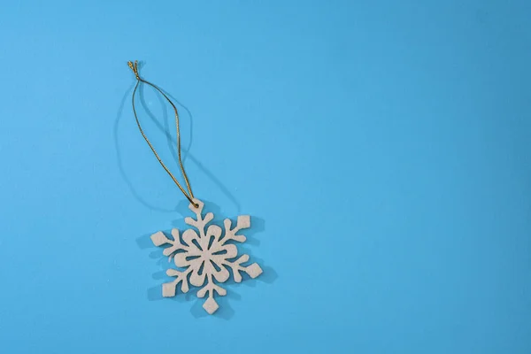 Beaux flocons de neige décoratifs découpés à partir de papier sur fond bleu. Photo pour Noël et Nouvel An design — Photo