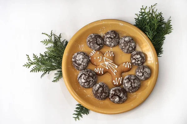 Tatlı kremalı bir tabakta zencefilli kurabiye. Kış Noeli ve Yeni Yıl teması — Stok fotoğraf