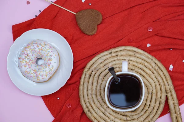 Hermosas rosquillas jugosas con café en platos en una bandeja decorativa. Tarjeta de felicitación del día de San Valentín de febrero. fondo para el diseño de cocina — Foto de Stock