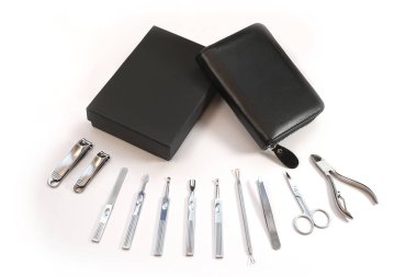 Metalik manikür seti, siyah kutuyla birlikte izole edilmiş beyaz arka planda. Güzellik salonu ve tırnaklar için aletler. Kadın çantası hediyesi.