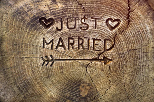 Just married. An inscription on a cut of a tree for a wedding decoration. Handmade decorative board on oak. Photo for your invitation design. — 스톡 사진
