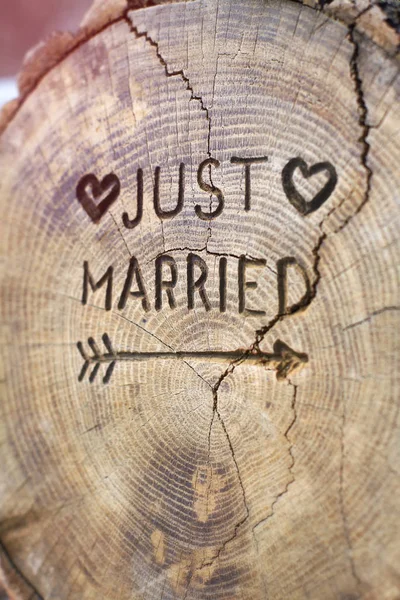 Yeni evlendim. Düğün süsü olarak ağaç kesimine yazılmış bir yazı. Meşe ağacında el yapımı dekoratif tahta. Davetiye tasarımın için fotoğraf. — Stok fotoğraf