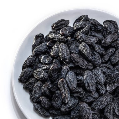 Beyaz izole edilmiş arka planda koyu üzümler. Gıda kahverengi üzümler site için tasarladığınız tasarım için lezzetlidir. Mutfak teması