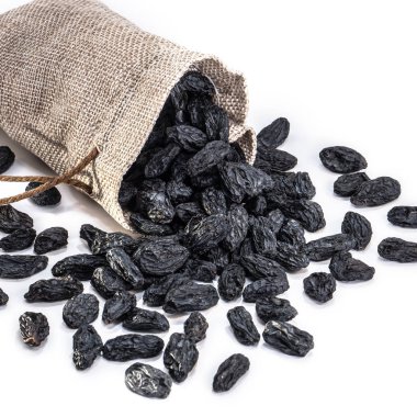 Beyaz izole edilmiş arka planda koyu üzümler. Gıda kahverengi üzümler site için tasarladığınız tasarım için lezzetlidir. Mutfak teması