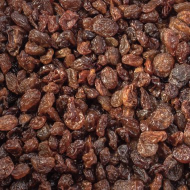 Kuru üzümler beyaz bir arka planda soyulmuş. Site için tasarladığınız üzümlü kahve çok lezzetli. Mutfak teması