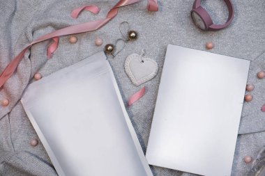 Romantik unsurlar üzerine şablon kağıt ambalajı. Ürününü pakete damgalamak için Mocap. Tasarım için stok fotoğrafı