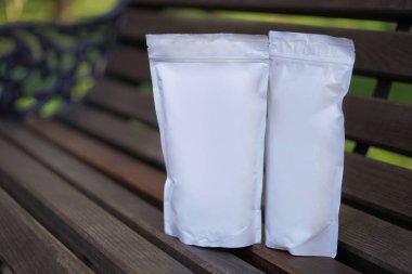 Logon ya da markan için kağıda sarılı mokasen. Bir paket kahve, tasarım için bir kalıp çay. Temiz tarafı olan bir boks. Doğanın arka planına karşı