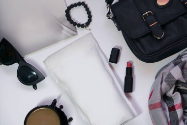 Kozmetik modası geçmişi için mokap şablonu. Kahve, çay ya da diğer doğal malzemeler. Tasarım için stok fotoğrafı