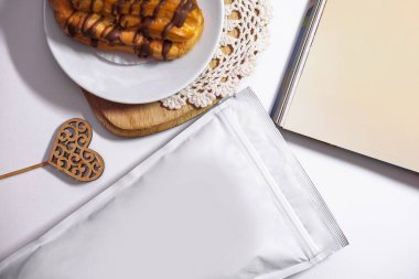 Kozmetik modası geçmişi için mokap şablonu. Kahve, çay ya da diğer doğal malzemeler. Tasarım için stok fotoğrafı