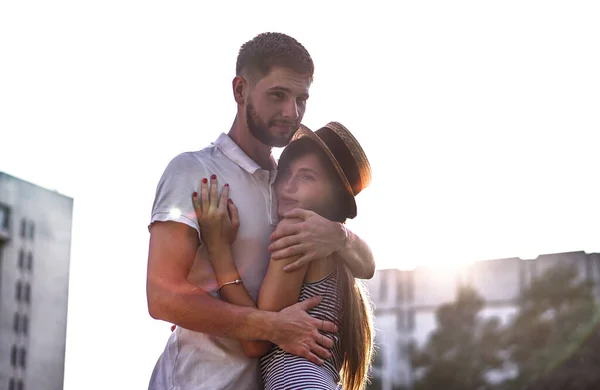 Beau Couple Homme Femme Sur Fond Maisons Urbaines Béton Thème — Photo