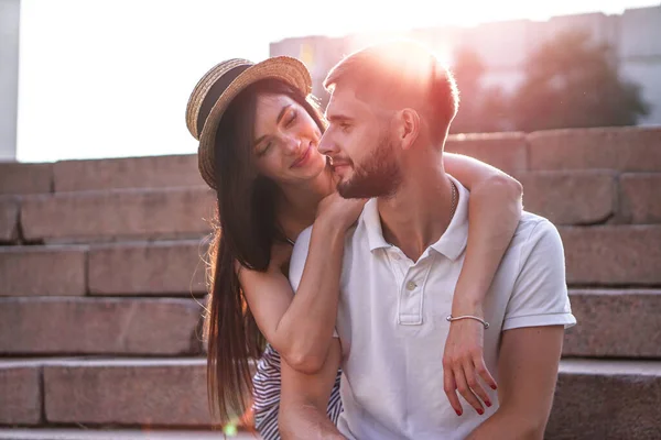 Beau Couple Homme Femme Sur Fond Maisons Urbaines Béton Thème — Photo