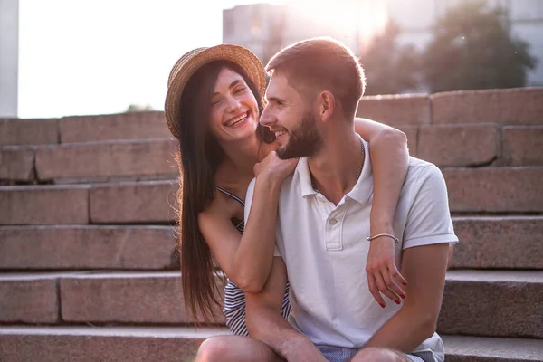 Hermosa Pareja Hombre Mujer Fondo Casas Urbanas Hormigón Tema Romántico —  Fotos de Stock