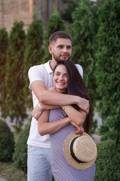 Hermosa Pareja Hombres Mujeres Contexto Hermoso Parque Arquitectura Ciudad Tema —  Fotos de Stock