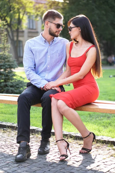 公園のベンチに座っている男と女の美しいカップル 女の子と男とロマンチックなテーマ 春のテーマ — ストック写真