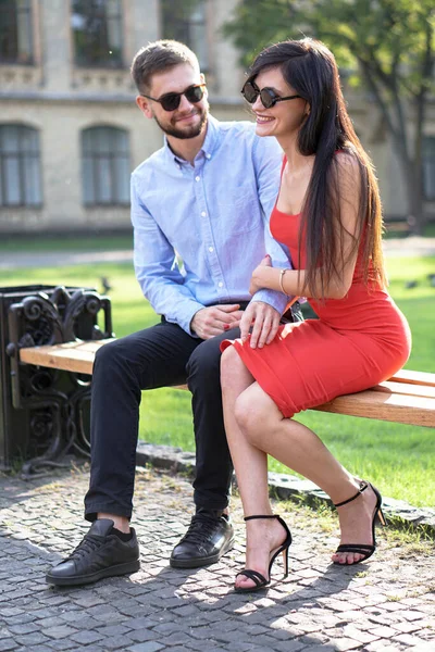 公園のベンチに座っている男と女の美しいカップル 女の子と男とロマンチックなテーマ 春のテーマ — ストック写真